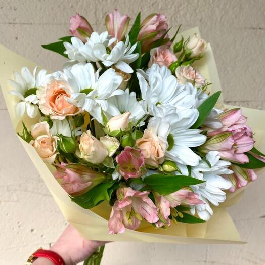 Bouquet with bush rose and alstroemeria