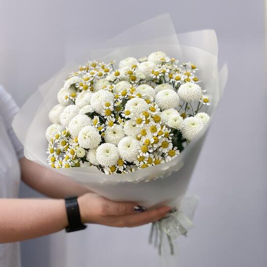 Нежный дуо-букет из кустовой хризантемы и ромашки