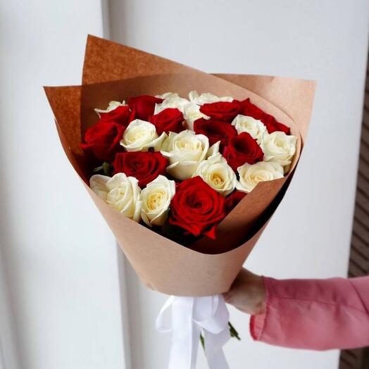 Микс из 25 белых и красных роз
