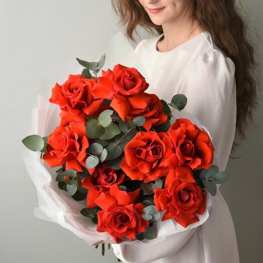 Красные французские розы 9 шт с веточками эвкалипта | Букет 205 Bottega dei Fiori
