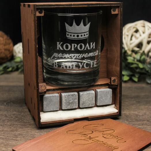 Стакан Цари рождаются в АВГУСТЕ деревянной коробке с камнями для виски