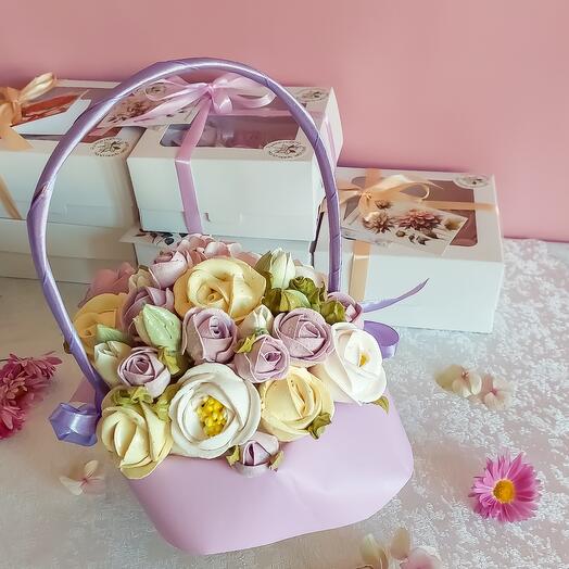 Корзина зефирных цветов