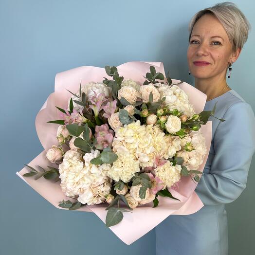 Peony-shaped Roses in powder
