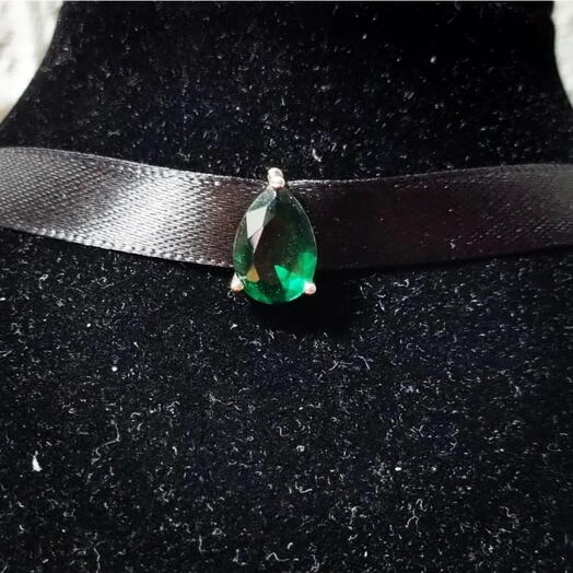 Choker with Artificial Emerald