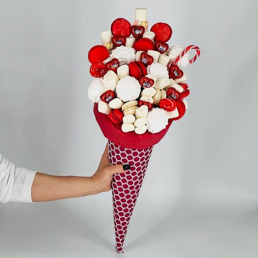 Ramo dulce en cuerno con corazones rojos y macarrones