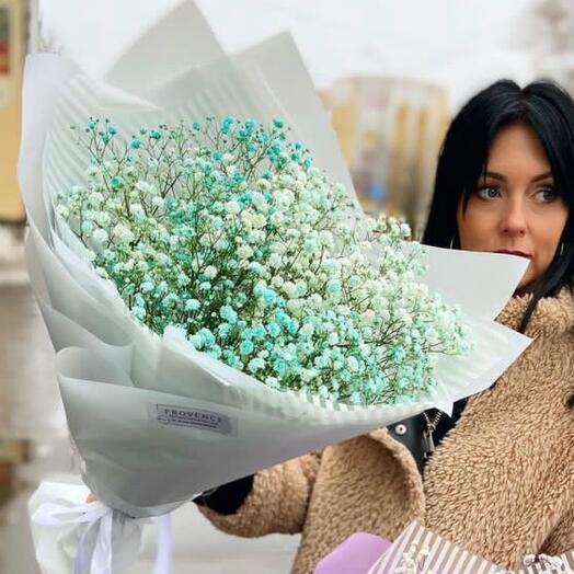 Голубая гипсофила в букете