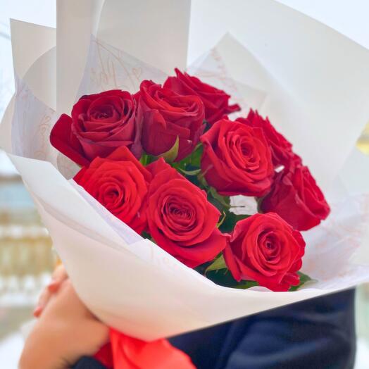 Monookette de 9 Rosas Rojas en un Paquete de Diseño