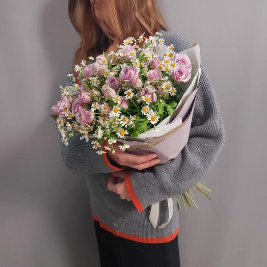 Daisies and delicate purple roses