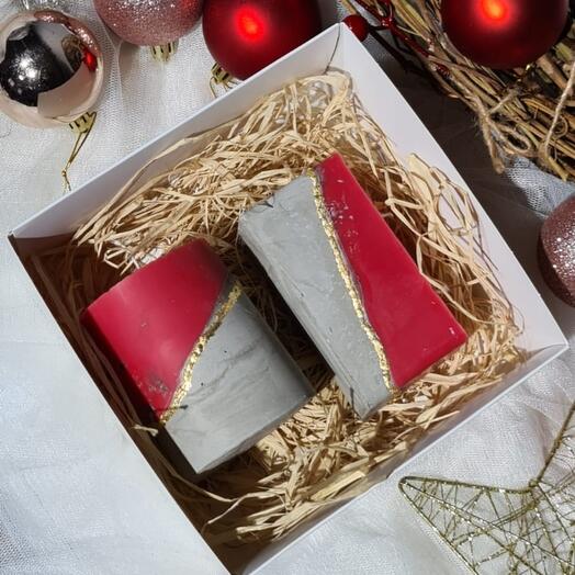 Свечи на бетонном основании