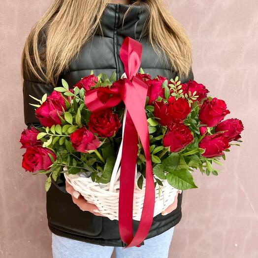 Корзина с 25 красными розами и фисташкой