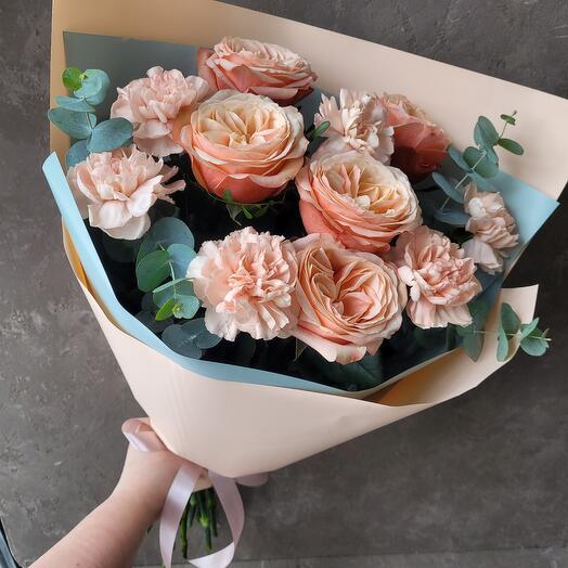 Peony-shaped Kahala rose with dianthus