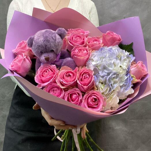 Bouquet of roses with a teddy bear