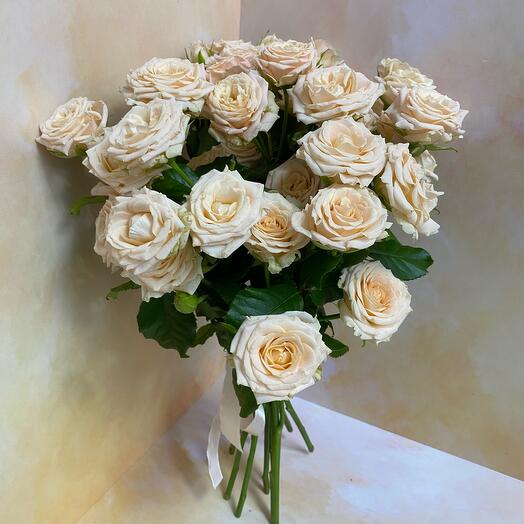 Ramo de rosas cremosas