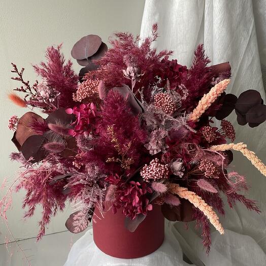 Ягодная композиция из сухоцветов в шляпной коробке