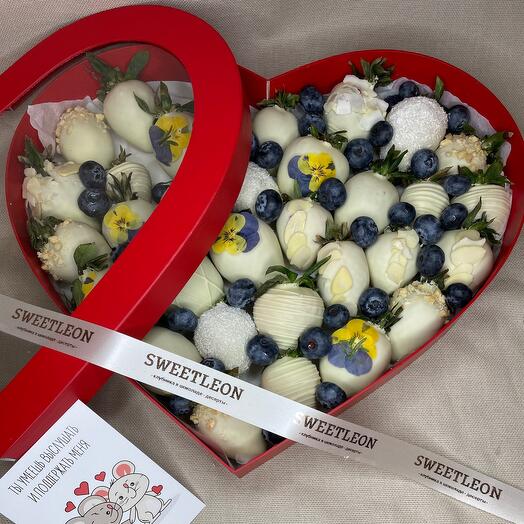 ️Клубника в белом или молочном шоколаде на выбор в коробке «сердце» XXL со  свежими ягодами голубики»