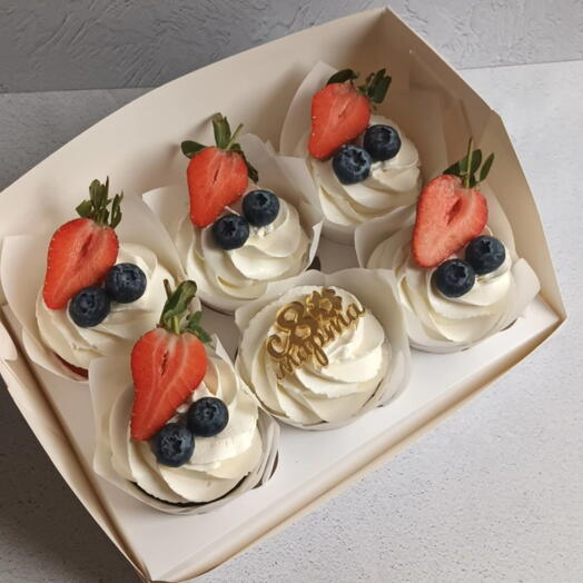 Капкейки с ягодами в подарок на 8 марта