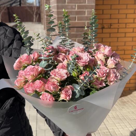 Кустовая роза с эвкалиптом