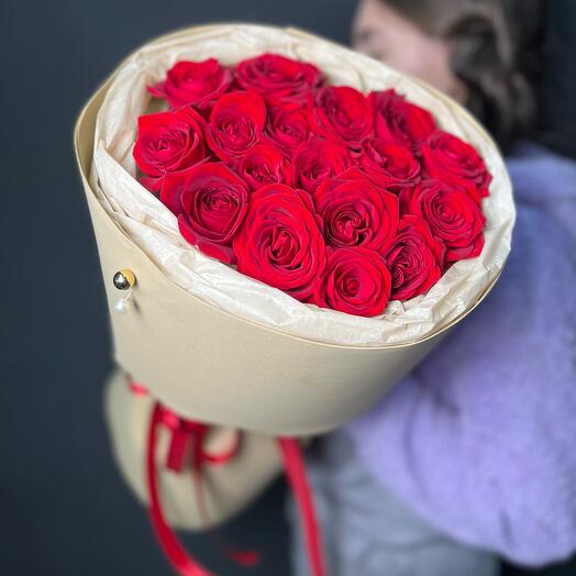 Эффектный букет из 17 красных местных роз (Ред Наоми)