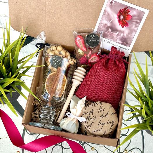 Подарочный набор с Бельгийским шоколадом, бокалом для глинтвейна, чаем, медом и орешками