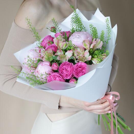 Авторский букет с кустовыми розами, пионами и альстромерией. Букет 392 Flowering Palm