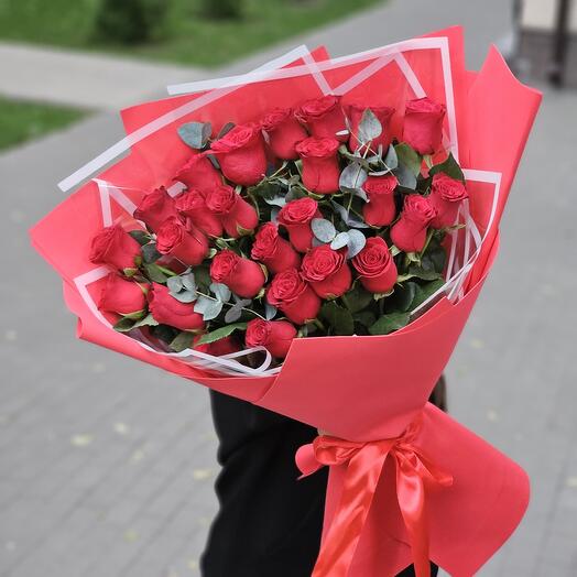 Красные розы с зеленью
