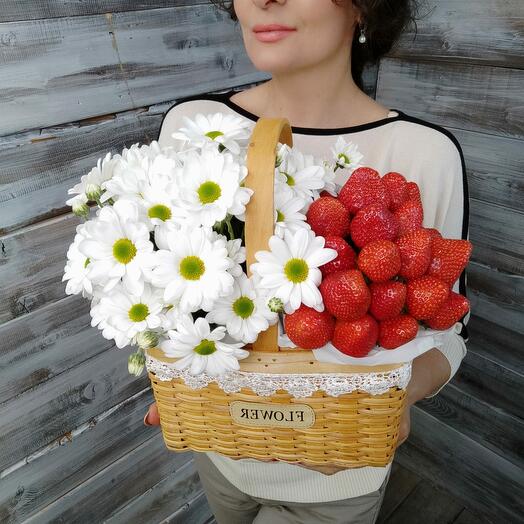 Клубника в цветах