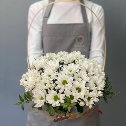 Cesta de crisantemo de manzanilla blanca