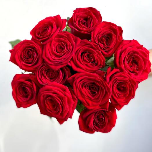 Ramo aterciopelado de 13 rosas rojas de 70 cm