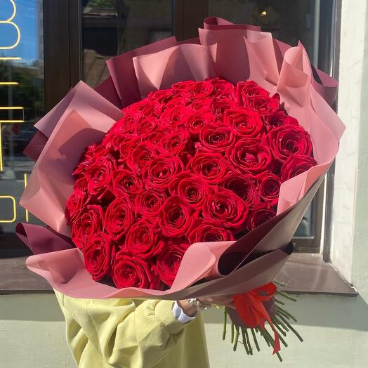 Ramo de 51 rosas rojas de 60 cm por paquete