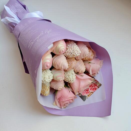 Ramo de fresas y rosas