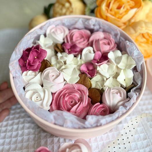 Зефирные цветы в шляпной коробке