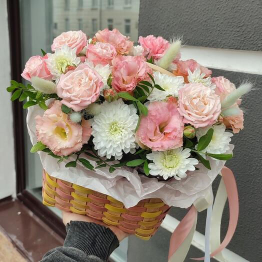 Корзина с нежной эустомой и с лагурусом