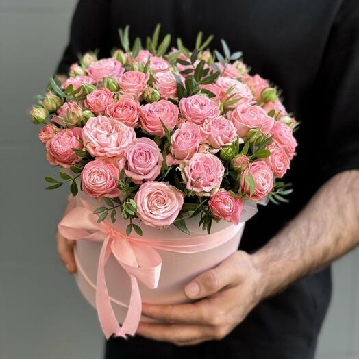 Букет из пионовидных кустовых роз в коробке