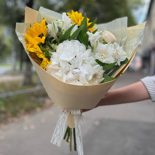 Букет с подсолнухами и гортензией