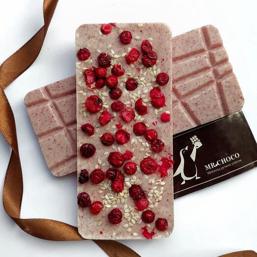 Шоколад белый, брусника, кунжут, фиолетовая матча