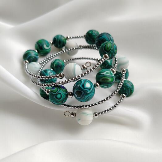Браслет мемори с зелено-белыми бусинами из полимерной глины