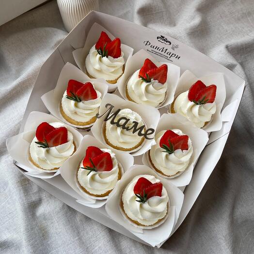Капкейки для мамы с клубникой