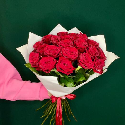 Букет из 19 красных роз в упаковке