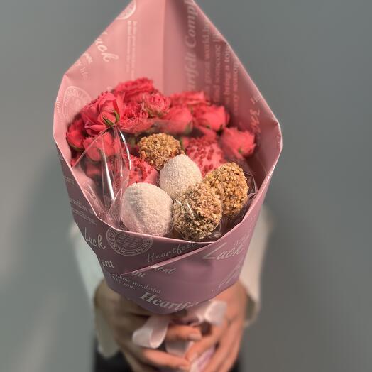 Букет из клубники в шоколаде с розовыми кустовыми розами
