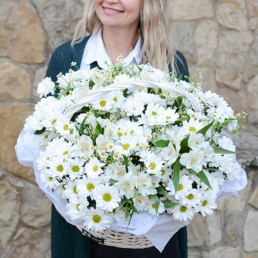 Корзина с цветами из ромашек и альстромерии