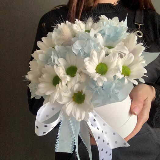 Цветы в коробочке с  ромашками и стабилизированной гортензией