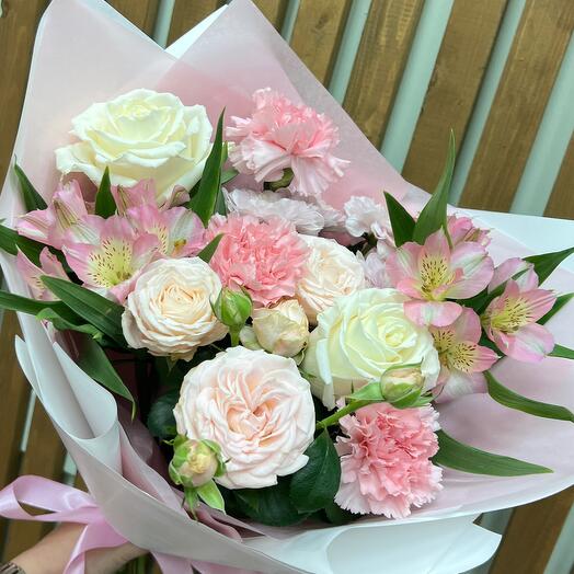 Ramo de rosas y alstroemeria