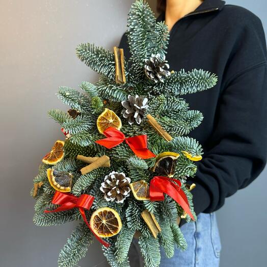 Елочка с натуральными украшениями. Елка