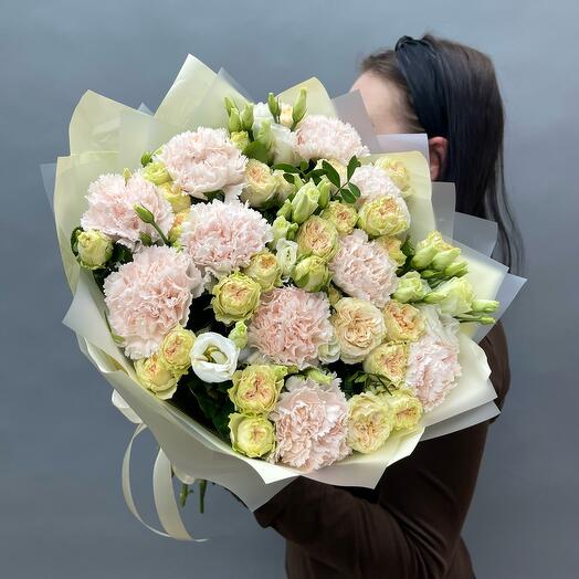 Delicado ramo de rosas arbustivas en forma de peonía, Eustoma y Dianthus 🌸