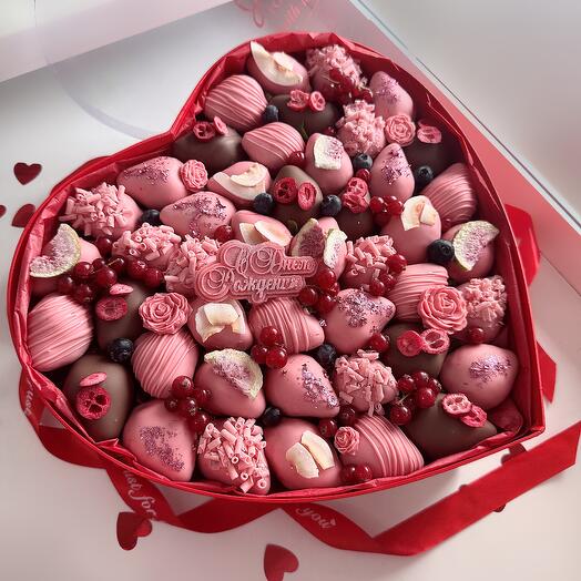 Сердце из клубники в шоколаде🥰