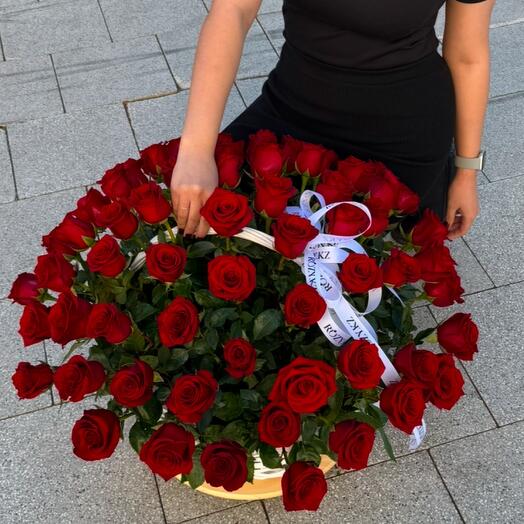 Шикарная корзина из 51 розы с зеленью