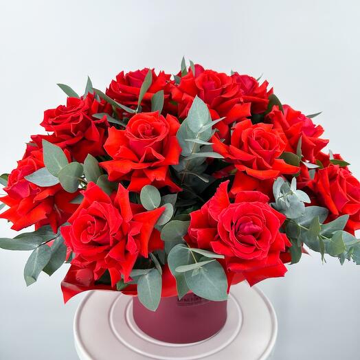 Red roses in a round box