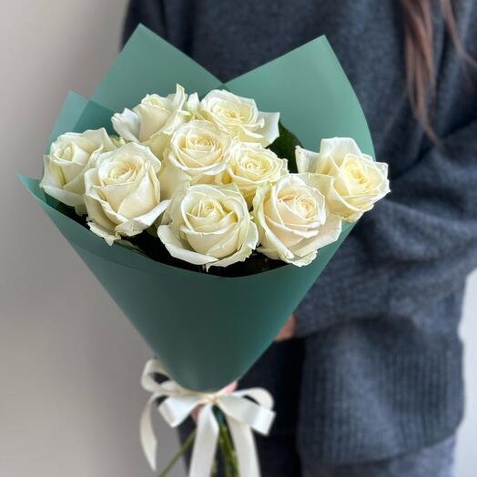 9 белых роз в стильной упаковке