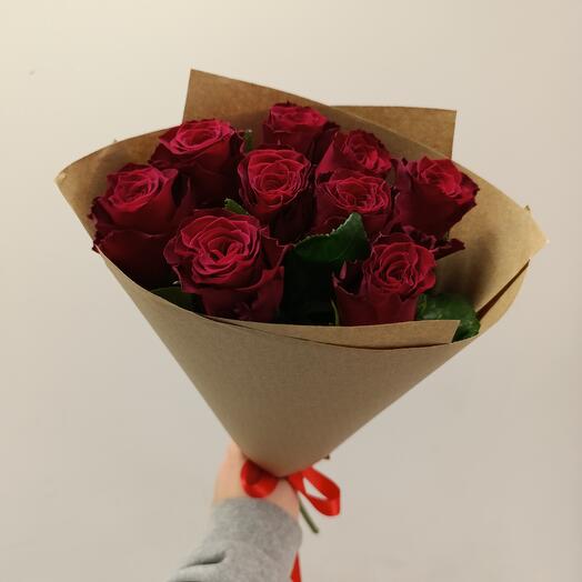 Букет из 9 красных роз в крафте