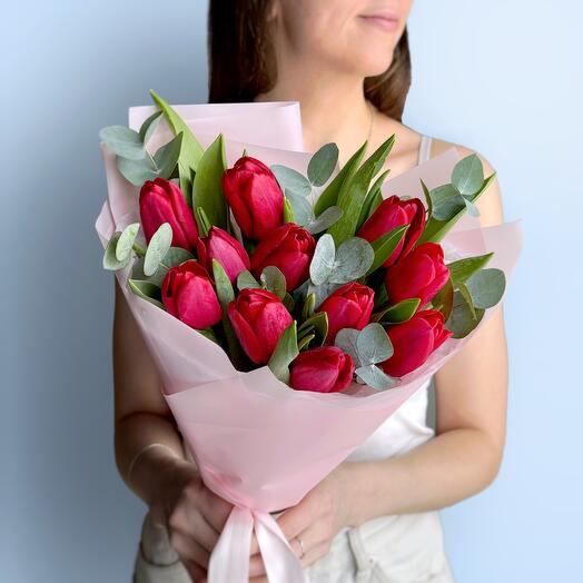 Красные тюльпаны и эвкалипт яркий букет